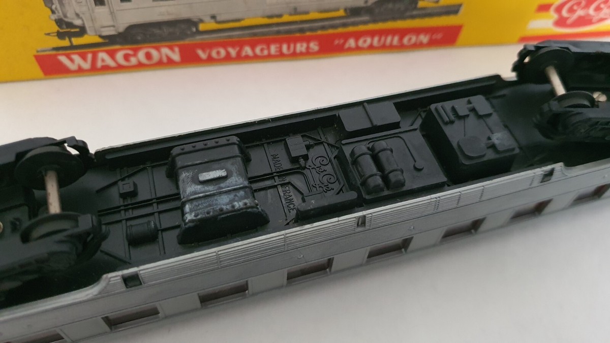 2 Wagons Voyageurs AQUILON Pour Train Miniature - Voie Standard - Année 1971 - Vintage En Plastique Gris
