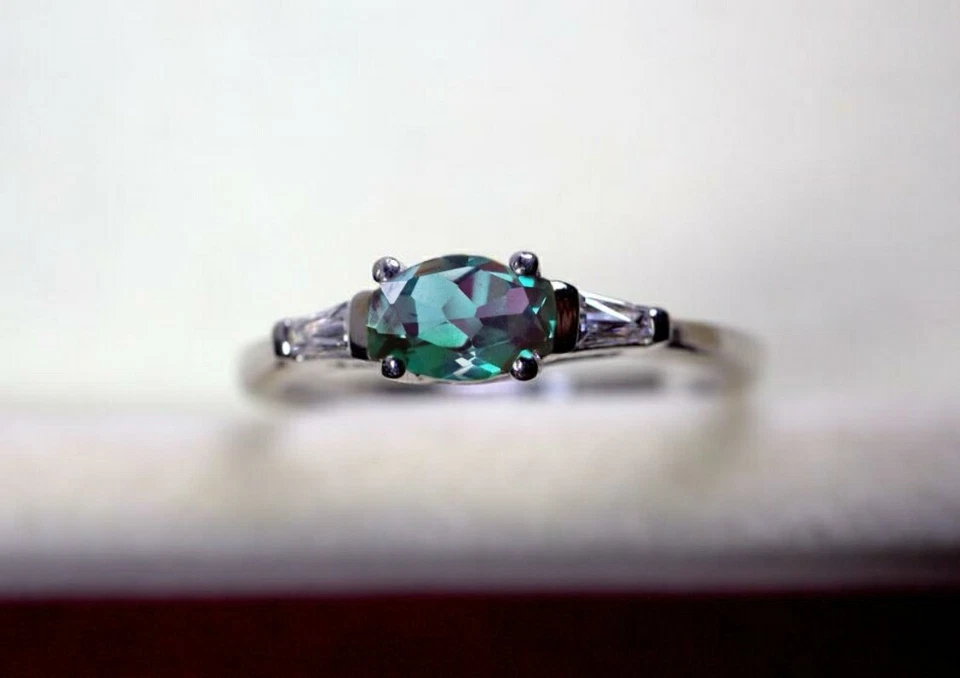 Anillo único de alejandrita corte ovalado que cambia de color piedra de nacimiento de junio anillo de piedras preciosas Foto 2 de 2