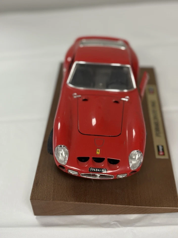 Ferrari 250 GT0 1962 Red Model Car Bburago 1:18 On Stand Nice Collectors Piece — 第 3/4 张图片