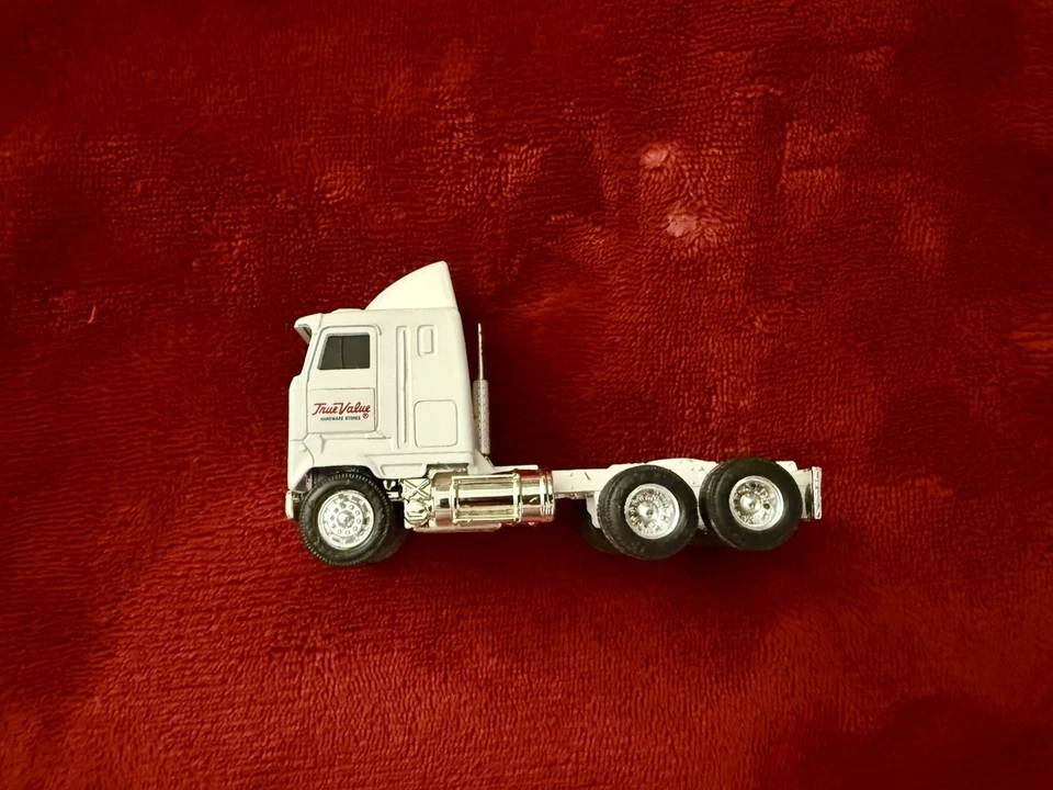 TRACTOR Y SEMIRREMOLQUE ERTL MACK COE 1/64 QUE REPRESENTA “HERRAJES DE VERDADERO VALOR” Foto 4 de 4
