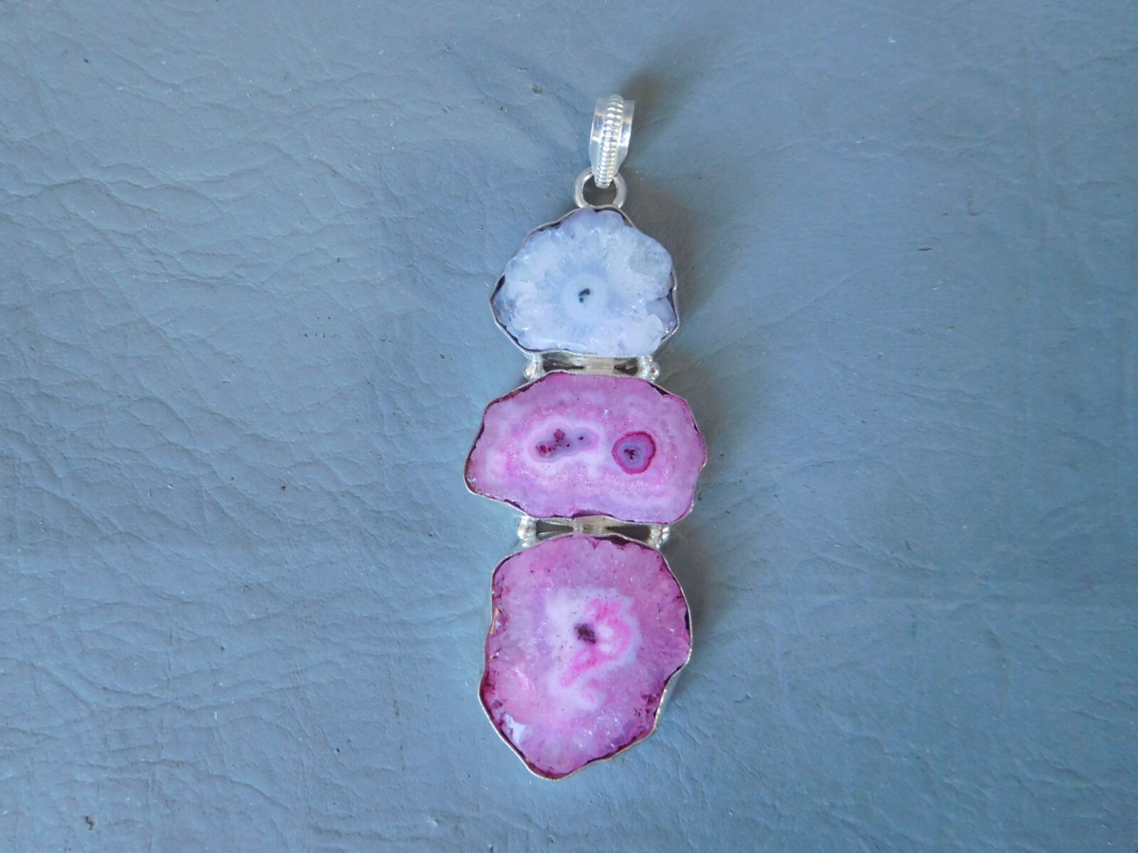 Pendentif quartz solaire violet et gris pour votre style quotidien