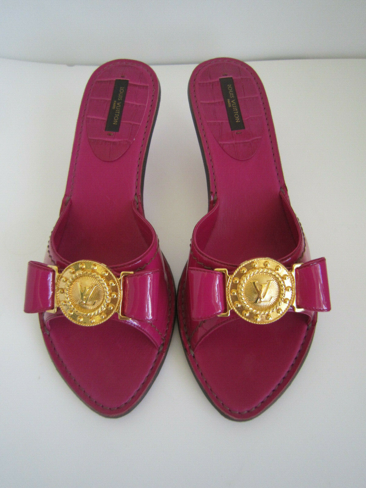PANTOFOLA D’ORO Sandali Louis Vuitton Fuksija in pelle verniciata oro logo fiocco muli taglia 39 8 5