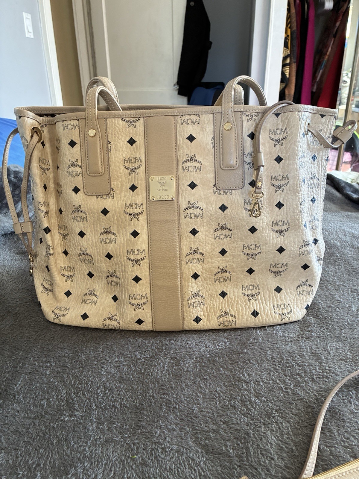 MCM Reversible Liz Shopper in Visetos Tote Black Logo Leather