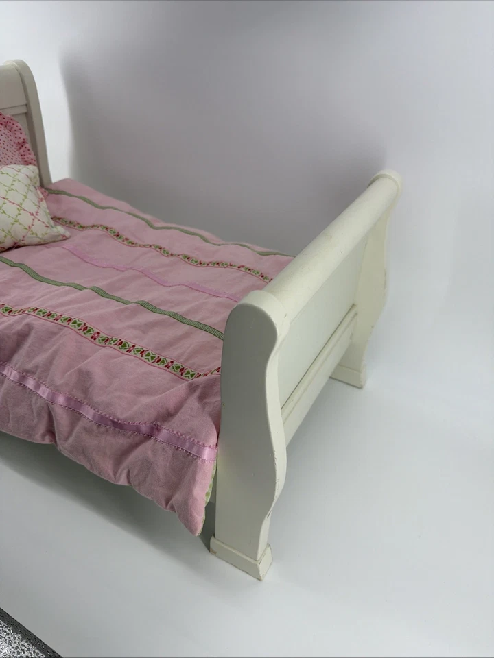 Cama trineo con ropa de cama Pottery Barn Kids para muñecas Foto 2 de 4