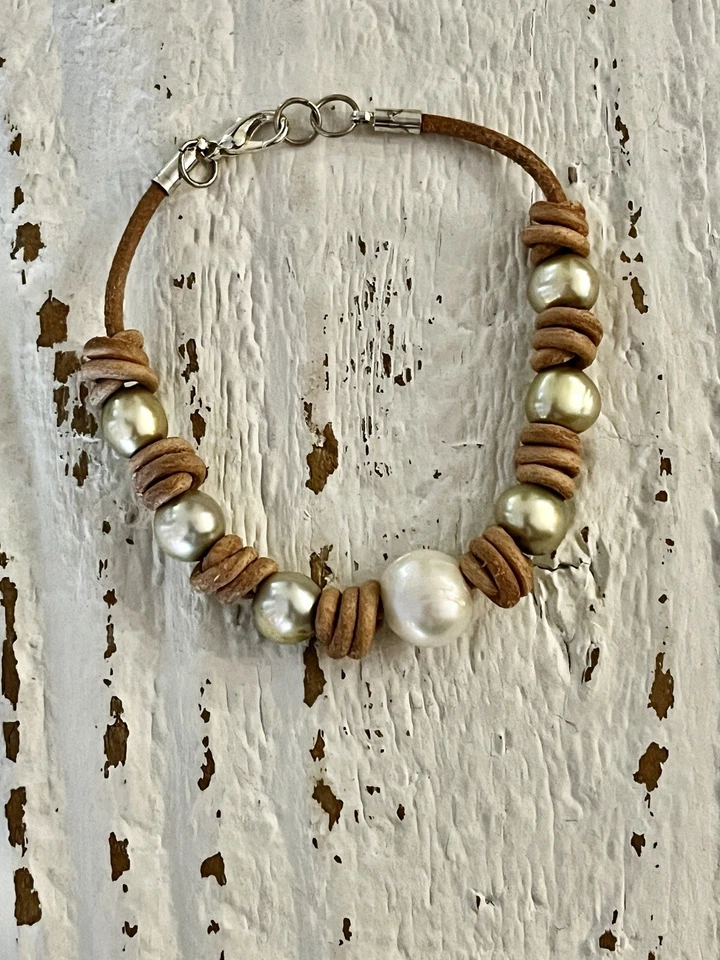 Pulsera con nudo de cuero verde salvia/perla crema hecha a mano envío gratuito/hecha en EE. UU. Foto 2 de 4