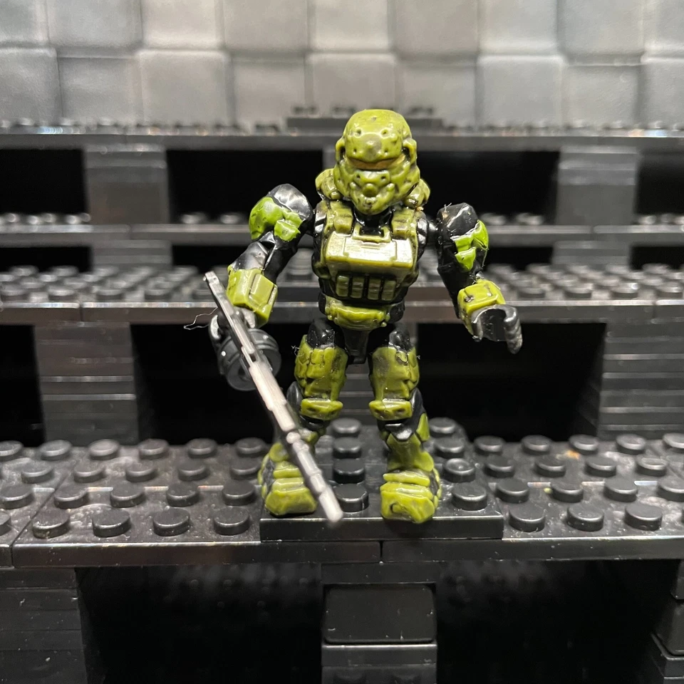 From Mega Bloks Halo UNSC Hornet vs. Covenant Vampire 97123 - Toys Main Figures - Image 2 of 4