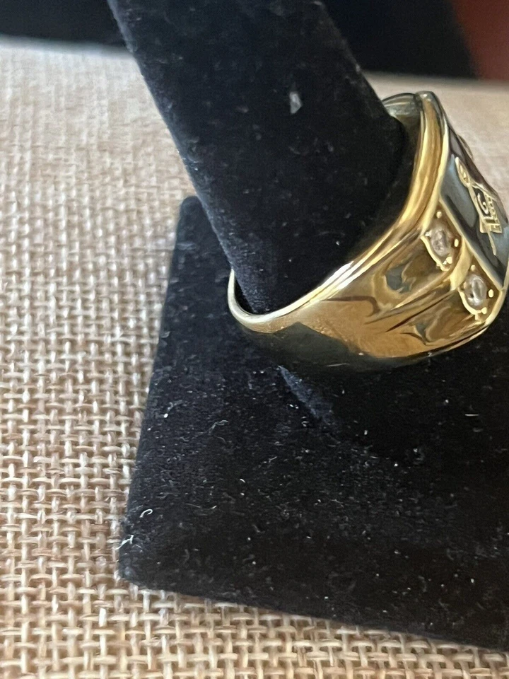 Anillo de acero inoxidable chapado en iones de oro para hombre con circonita cúbica y epoxi negro talla 10 Foto 4 de 4