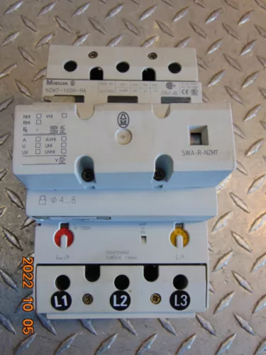 MOELLER NZM7-100N-NA CIRCUIT BREAKER with SWA-R-NZM7 SIDE MOUNT missing handle