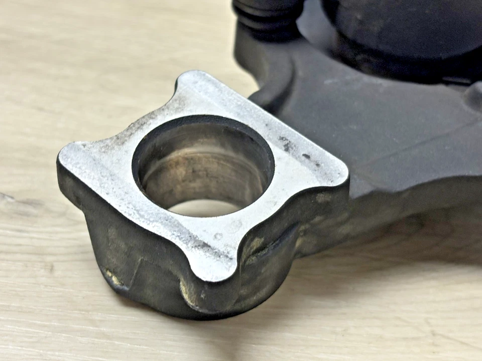 GSXR600 GSXR750 2008 2009 Suzuki OEM pinza de freno trasera con soporte de montaje Foto 2 de 4