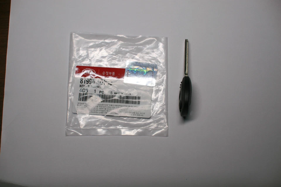 Genuine OEM Key Blank #81996 4D030 For 2006~2012 Kia Sedona Carnival (Un Cut)  - Image 3 of 4