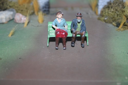 Vintage BRITAINSl Lead Figures Man & Woman Sitting on Bench-ENGLAND-1940