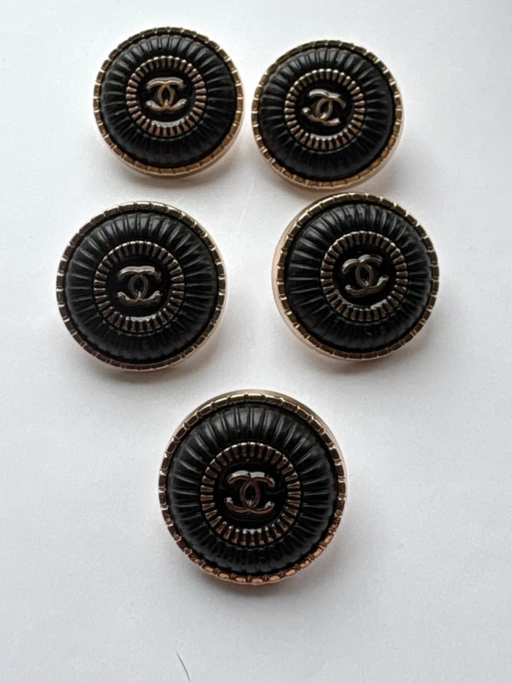 Set of 5 Chanel 18mm Black Buttons CC Logo Gold Tone - Image 2 of 4