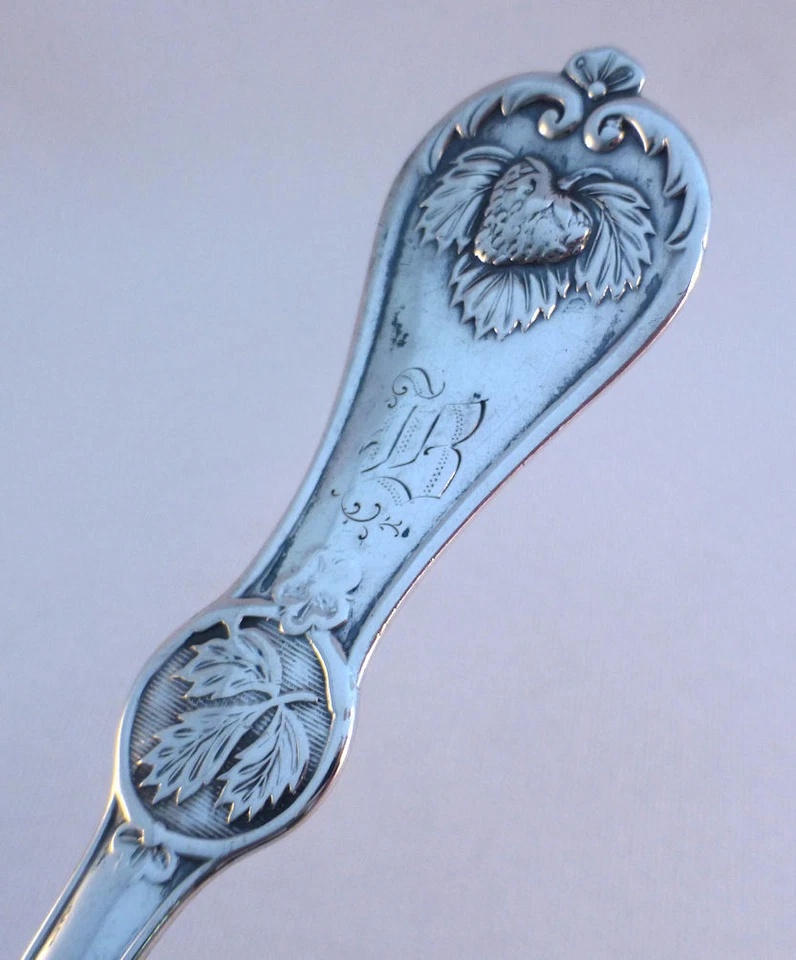 Cuchara para servir de mesa de plata para monedas fresa-durgin Foto 2 de 4