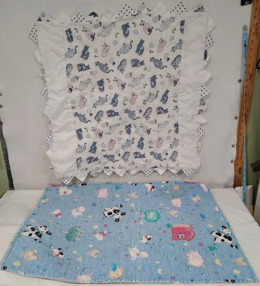 Manta Bebé Vintage Lote de 2 Hechas a Mano Azul Blanco Acolchado Gatos Animales de Granja Foto 3 de 4