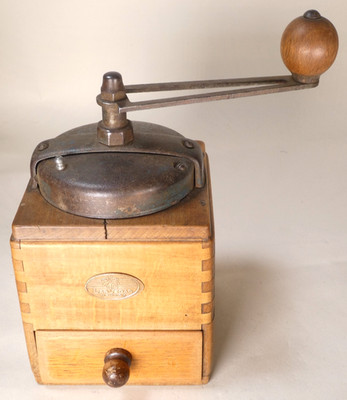 Vintage französische Kaffeebohnenmühle manuell Hartholz Gusseisen (Peugeot Frères?)