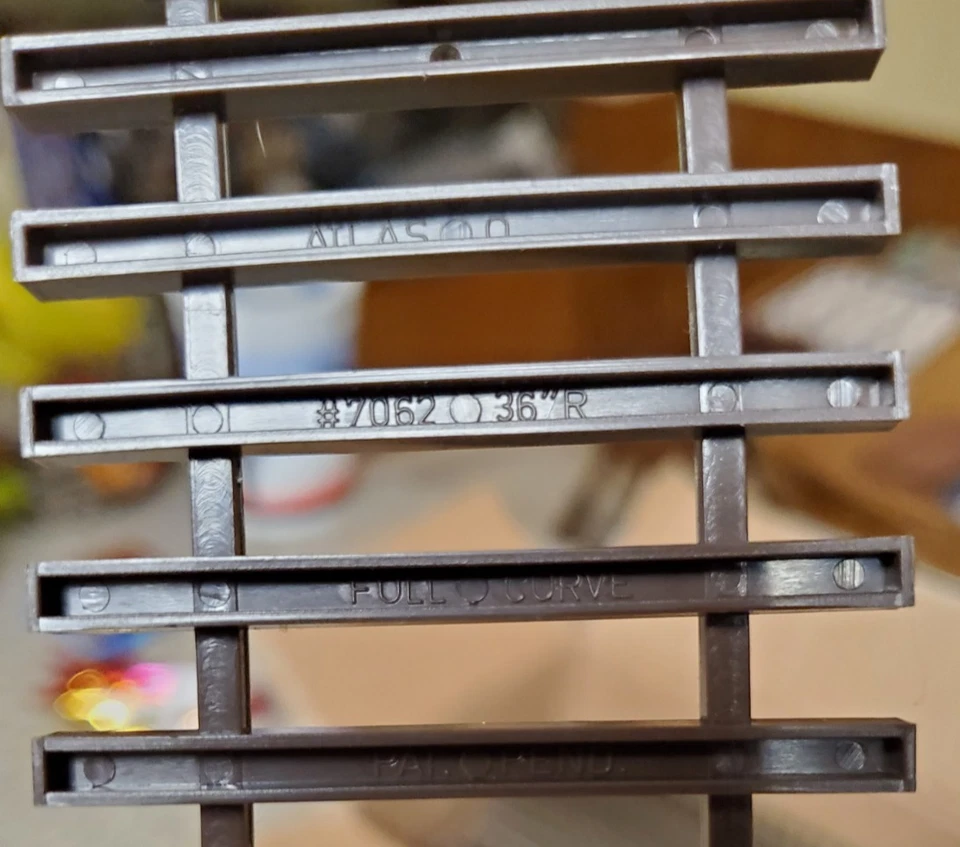 16x Atlas 2 Rail O Scale Curved Track (7062) +4x half length curves - Image 3 of 4