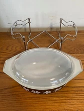 Pyrex 043 Black Snowflake 1 1/2 QT Oval with Lid and Expandable Metal Holder (M)