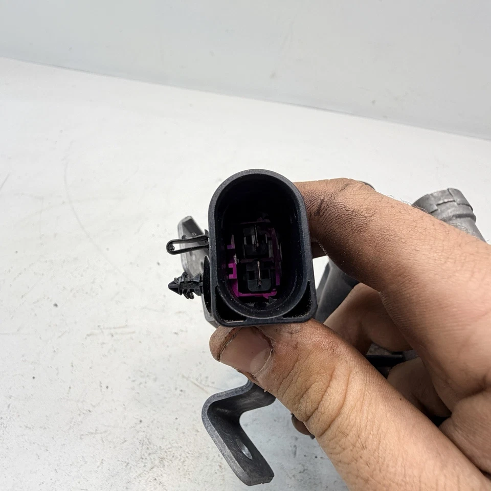 Bomba de inyección de aire secundaria Volkswagen VW TIGUAN 2018-2024 2,0 L 04E959231 OEM Foto 4 de 4