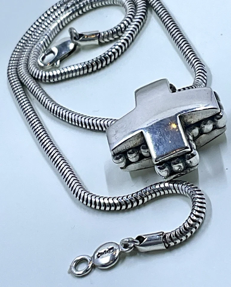 Collar con colgante de cruz con cuentas de caviar firmado de plata de ley 925 LAGOS 16" Foto 2 de 4
