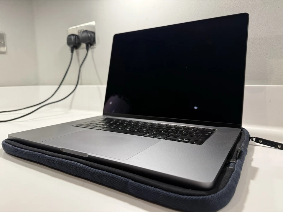 Apple MacBook Pro 16" M2 Max · 96GB · 8TB, photo 2 of 5