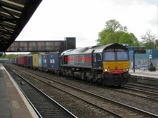 PHOTO  CLASS 66 66418 WORKING 4M28 SOUTHAMPTON MT TO DITTON FLT PASSES OXFORD 09
