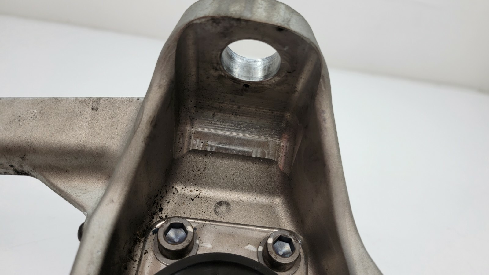 MCLAREN 650 S FRONT LEFT DRIVER SIDE HUB KNUCKLE OEM 11B0033CP
