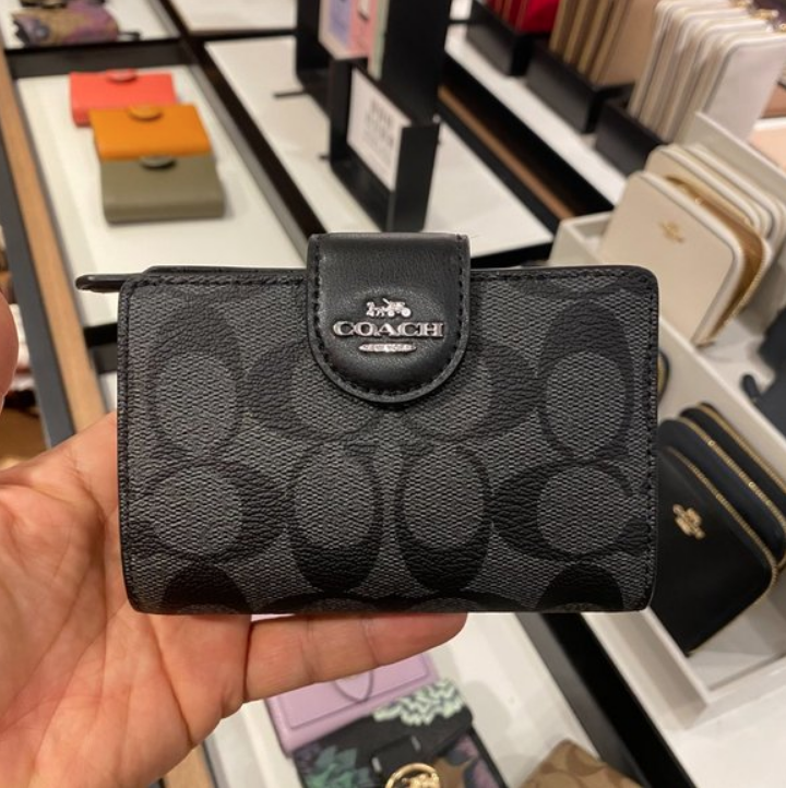 COACH 二つ折り財布 FC0082 MEDIUM CORNER ZIP WALLET SIGNATURE Amazon.com: Coach Wallet (Bi-fold Wallet) FC0082 C0082 Khaki