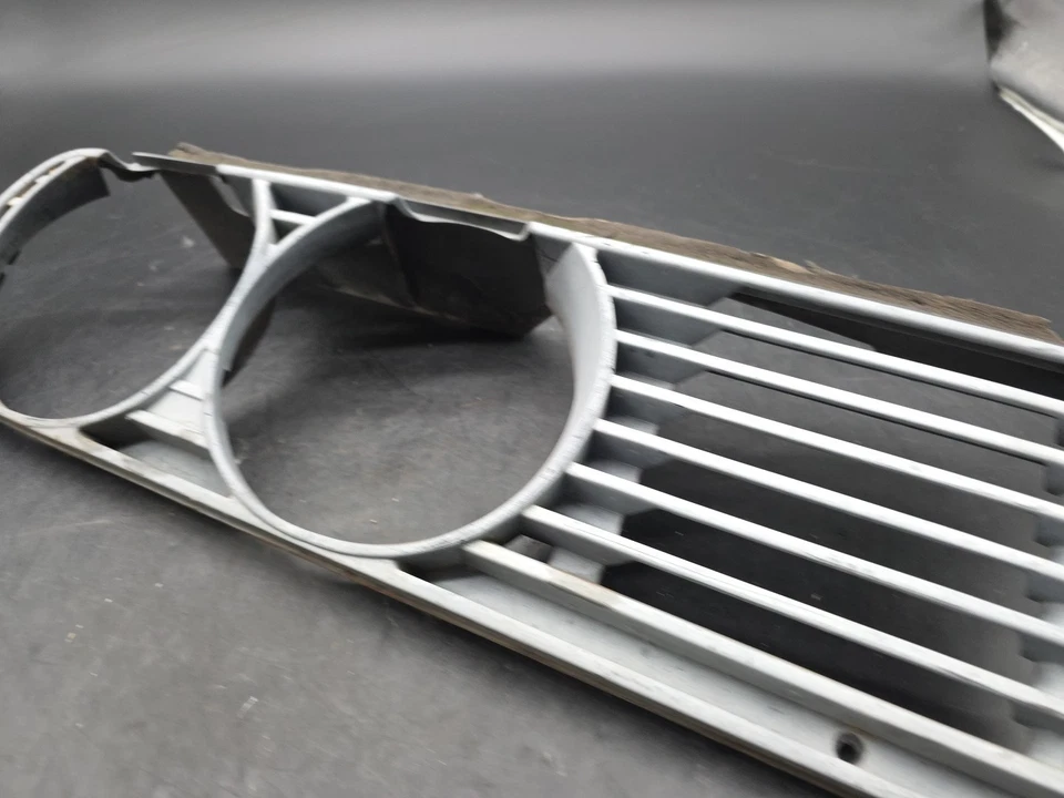 BMW E30 FRONT RIGHT PASSENGER HEADLIGHT GRILLE BEZEL 84-91 318i 325 325i LP273 Foto 3 de 4