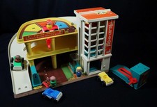 Vintage Fisher Price Little People Play Family Parking Service Center Garage 930