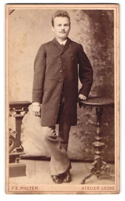 Fotografie F. E. Walter, Dresden, Gewandhausstr. 2, Junger Herr in modischer Kl 