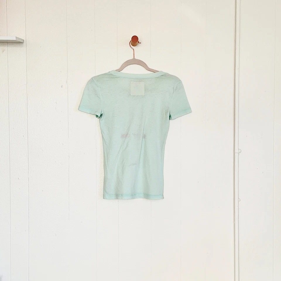 Camiseta de bebé Hollister Co. azul claro como nueva VERDADERA VINTAGE 2000 con letras rosas Foto 2 de 4