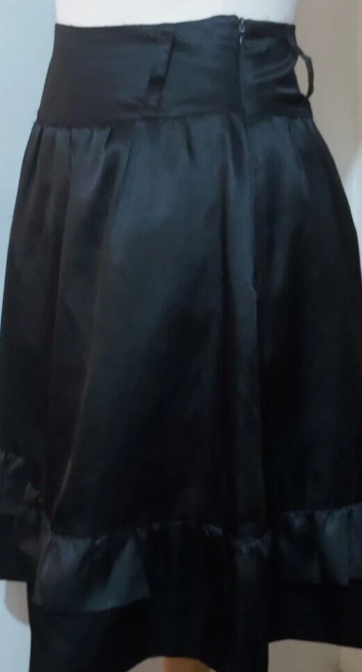 FALDA CORTA DE SATÉN PLISADA DE CINTURA ALTA CHARLOTTE RUSA DOBLADILLO ESCALONADO TALLA S Foto 4 de 4