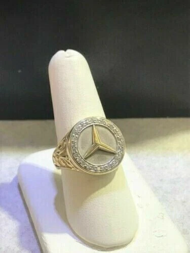 Anillo enchapado en oro amarillo de 14 quilates con diamantes creados en laboratorio de corte redondo de 1 quilate para hombre Mercedes Benz Foto 4 de 4