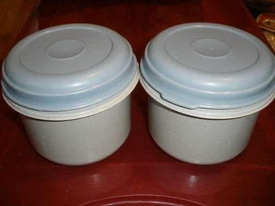 2 Rubbermaid Servin' Saver #7 Storage Container 3 Cup Round Blue Lid (T95)