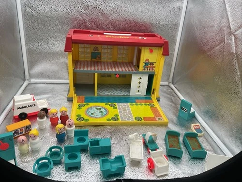 Vintage Fisher Price Little People #931 Play Family CHILDREN'S HOSPITAL Set