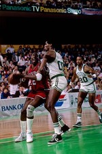Robert Parish Boston Celtics defends Moses Malone Philadelphia 76e- Old Photo
