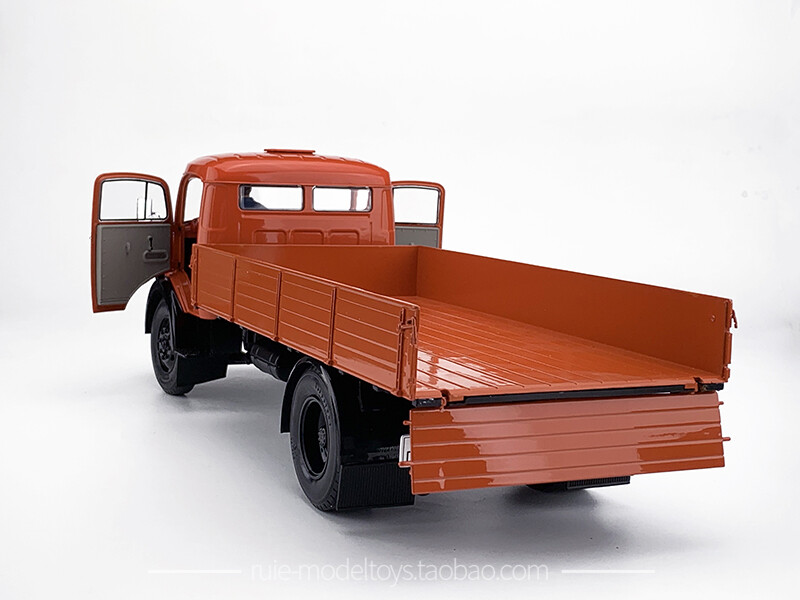 Schuco 1:18 Mercedes-Benz L911 Kurzhauber Flatbed Truck