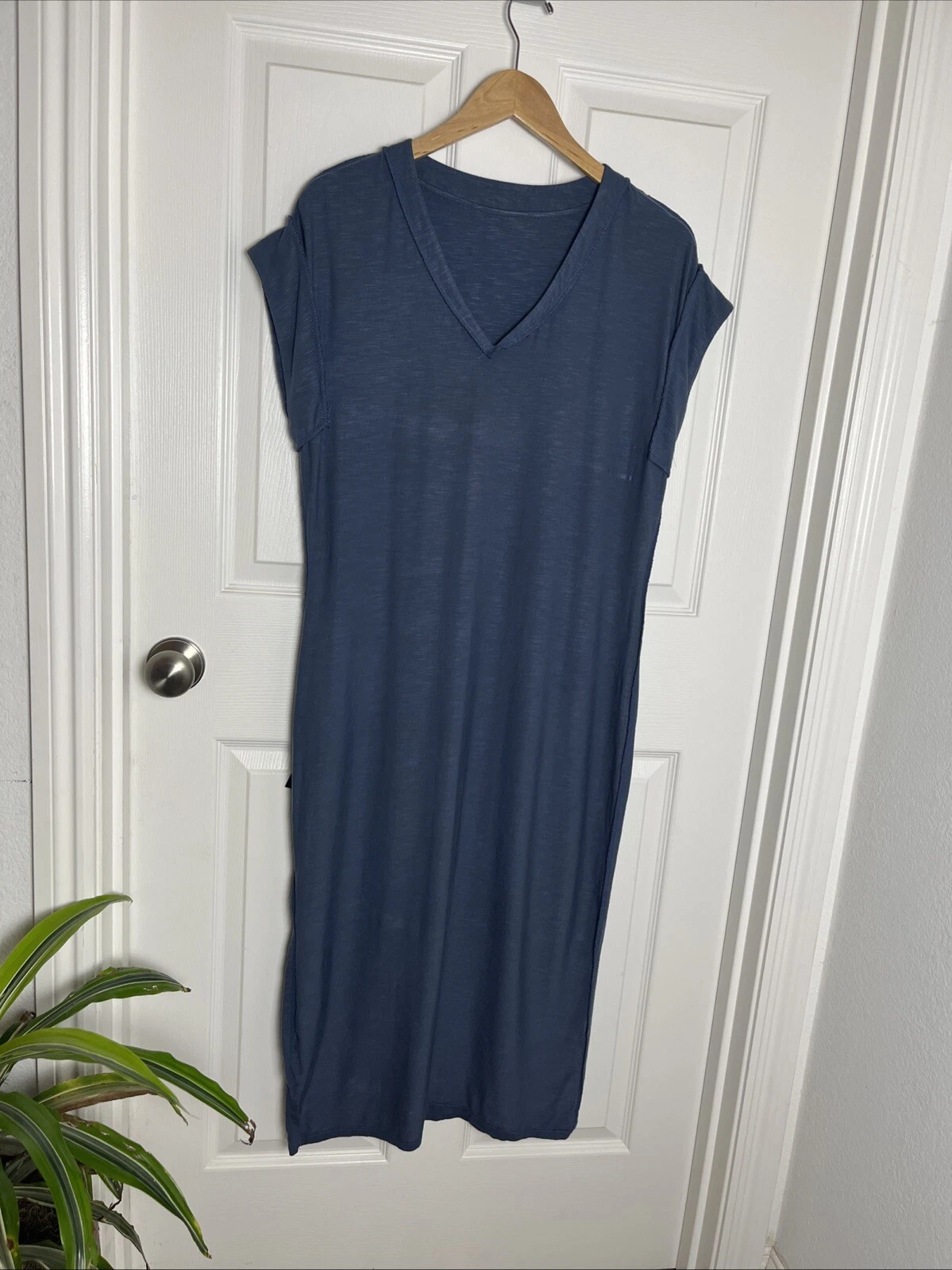 VETEMENTS T shirt bianca mercato nero blu scollo a V abito midi spacchi donna media