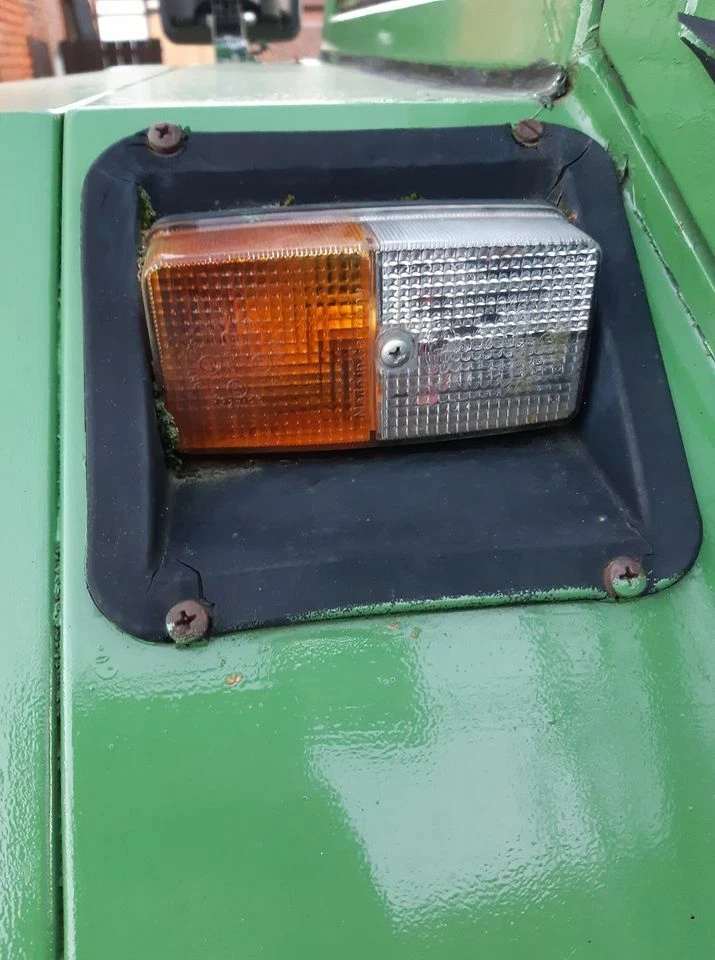 Lampenhalter Blinkerhalter Blinkleuchtenkasten Fendt Farmer 5S 106 258514190080 - Bild 2 von 2