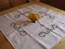 Tischmitteldecke reine Handarbeit in Kreuzstich nach Stickvorlage und DMC Garn 