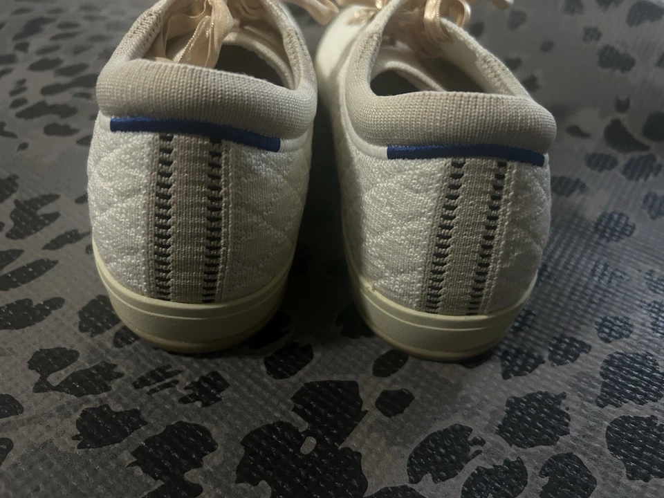 Zapatillas acolchadas Rothy’s con cinta dorada Foto 3 de 4