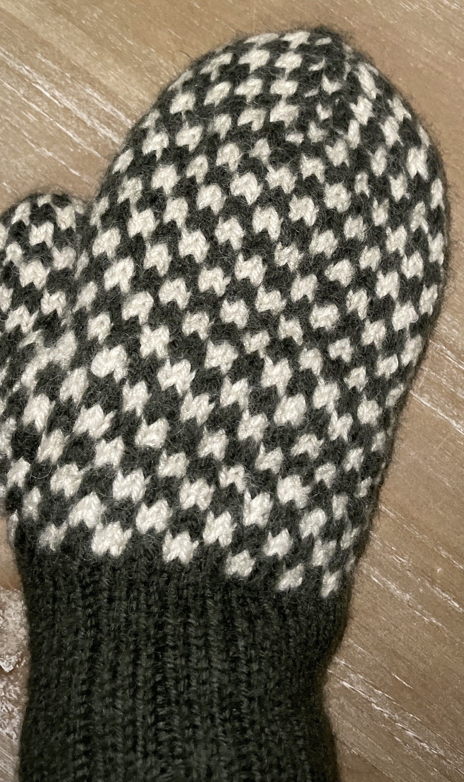 Green & White Houndstooth Pattern Cuff Hand-Knit … - image 5