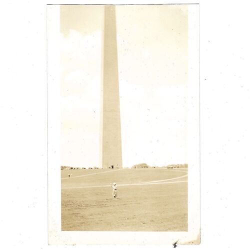 Foto interesante vintage instantánea de niña de 1930 con monumento a Washington a distancia - Imagen 1 de 4