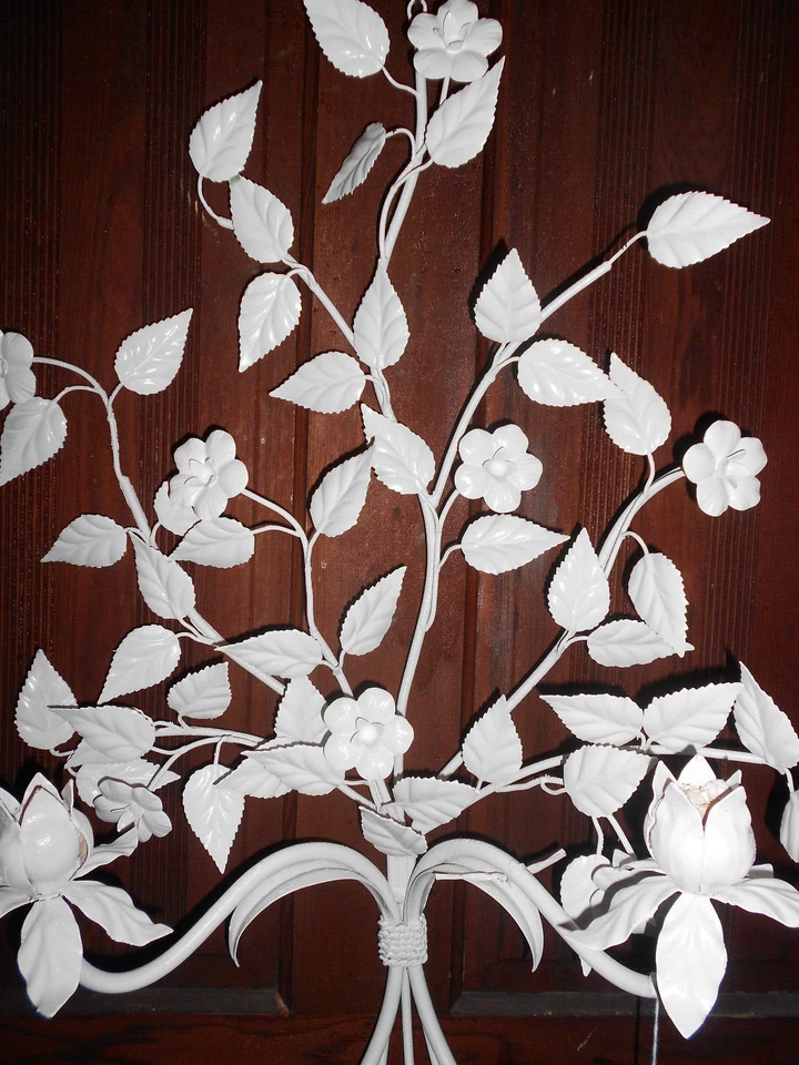 Aplique de pared floral de metal blanco para 2 velas 24 x 16 pulgadas Foto 3 de 4