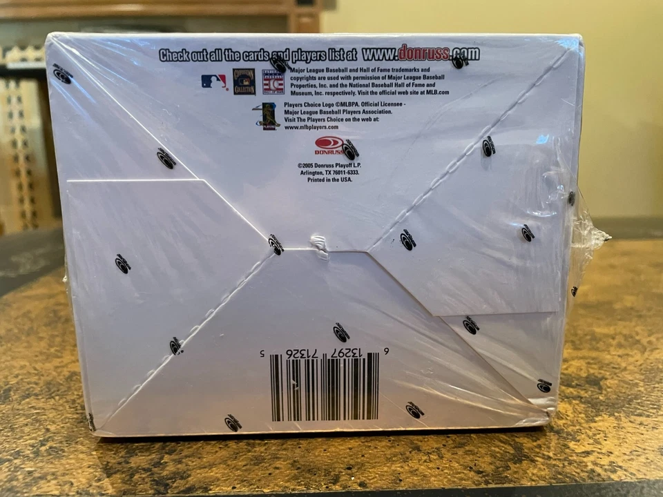 **VERY RARE** 2005 DONRUSS THROWBACK THREADS BASEBALL HOBBY BOX!! - Image 2 of 4