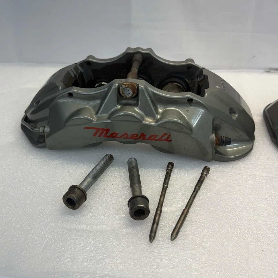 03-13 Juego de pinzas de freno delanteras izquierda y derecha Maserati Quattroporte M139 OEM Foto 2 de 4