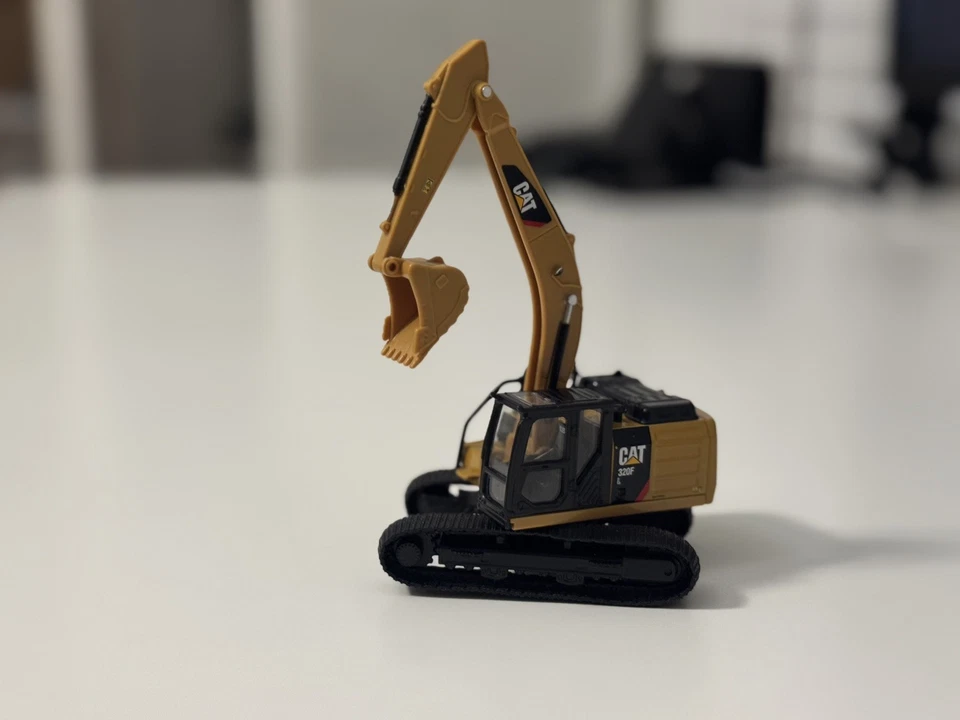 Escavadeira hidráulica modelo Diecast Masters CAT escala 1/64 + caminhão basculante + trator - Imagem 2 de 4