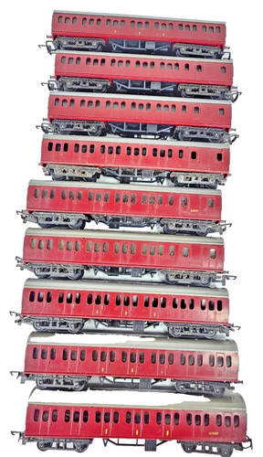 Schwader mit 9 Triang TT Reisebussen BR weinrot, Vorstadt & Stanier, Nummern M.2530, W.41002. | Zustand: Used