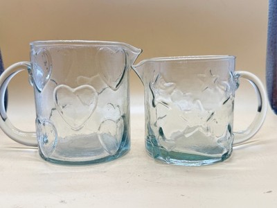 VINTAGE 2ER SET KLEINE GLAS MILCHKÄNNCHEN KRÜGE HERZ & STERN GEPRÄGT GRIFF