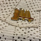 Vintage McDonalds Lapel Pin Garfield Leaning on Golden Arches Collector Pin 1975 — photo 6
